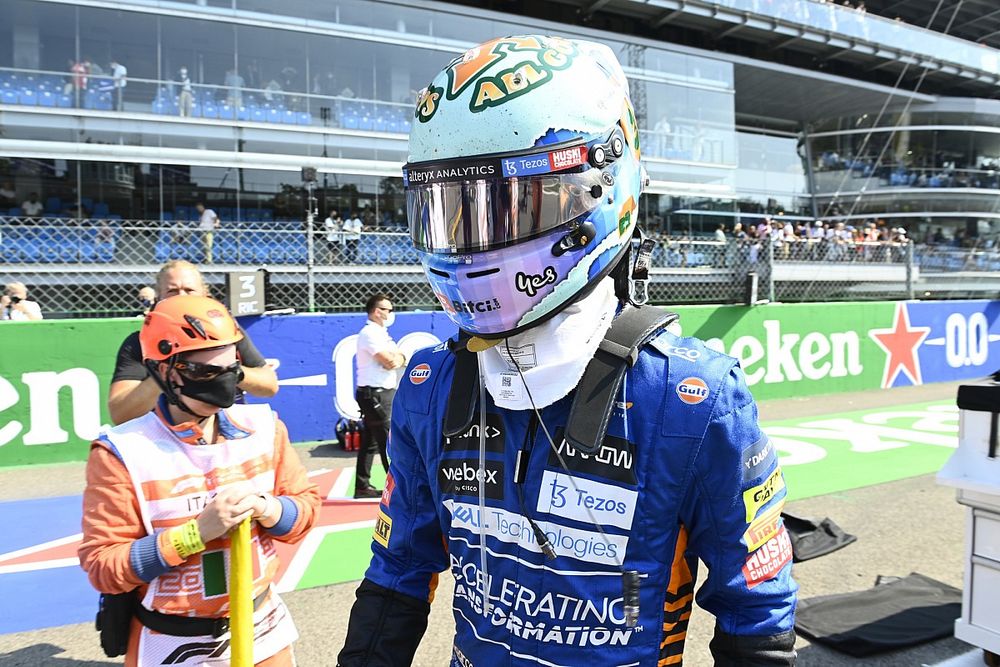 Daniel Ricciardo, McLaren, en la parrilla