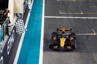 Norris da el t&iacute;tulo a McLaren F1 en Abu Dhabi y Sainz se despide de Ferrari en el podio
