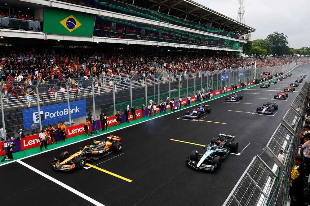 Lando Norris, McLaren MCL38, George Russell, Mercedes F1 W15, Yuki Tsunoda, RB F1 Team VCARB 01, e o restante da equipe se afastam para a volta de forma&ccedil;&atilde;o