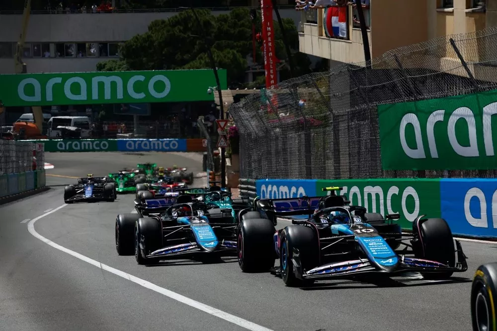 Pierre Gasly, Alpine A524, Esteban Ocon, Alpine A524, Lance Stroll, Aston Martin AMR24, the remainder of the field at the start