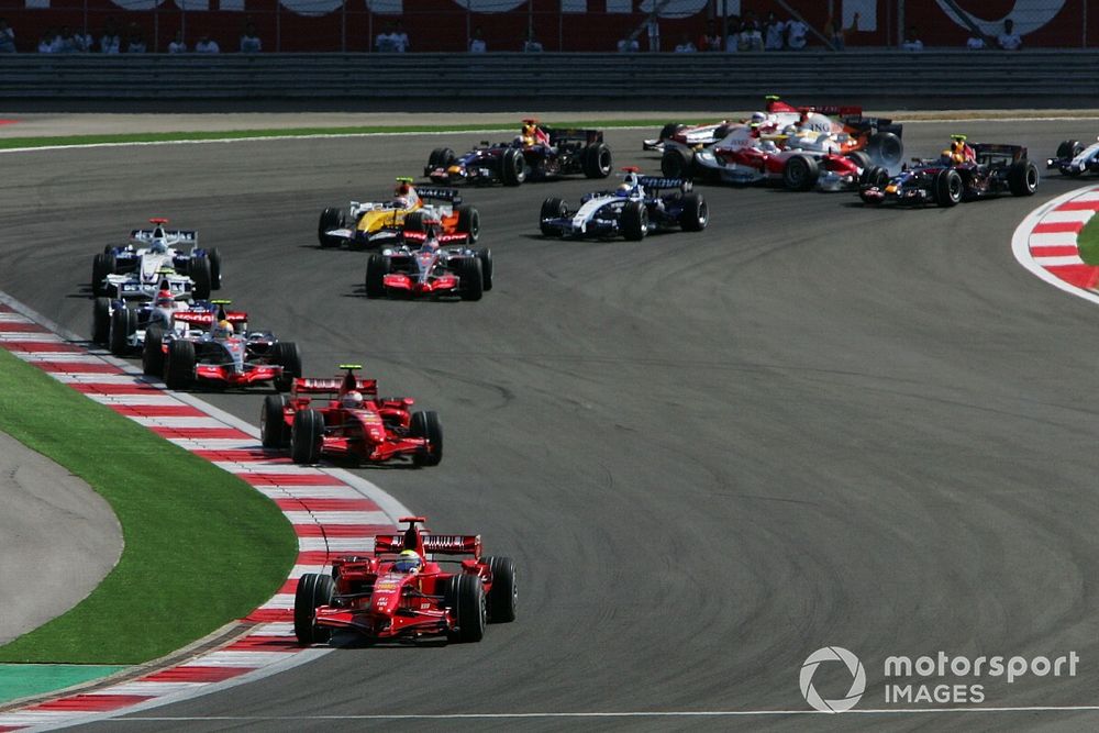 Felipe Massa, Ferrari F2007 au départ de la course. Jarno Trulli, Toyota TF107 est forcé dans un tête à queue