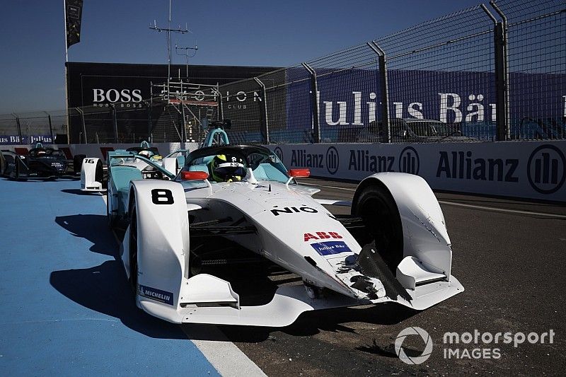 Da&ntilde;os en el morro de Tom Dillmann, NIO Formula E Team, NIO Sport 004, tras un accidente en el pitlane