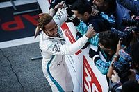 Hamilton domina en Jap&oacute;n y Ferrari se topa con Verstappen