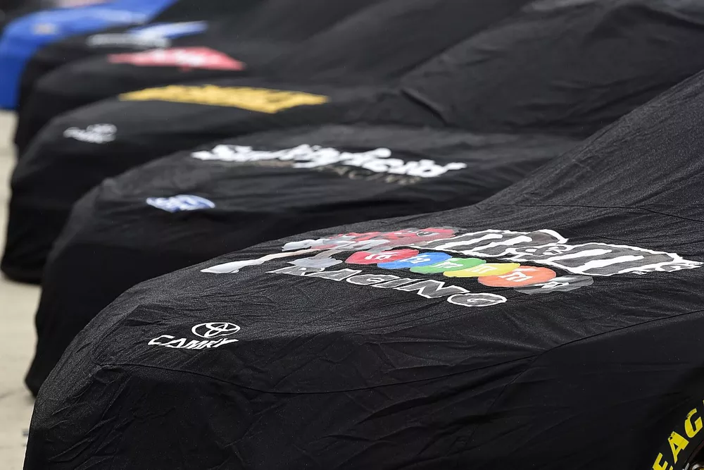 Rain covers Kyle Busch, Joe Gibbs Racing, Toyota Camry Interstate Batteries