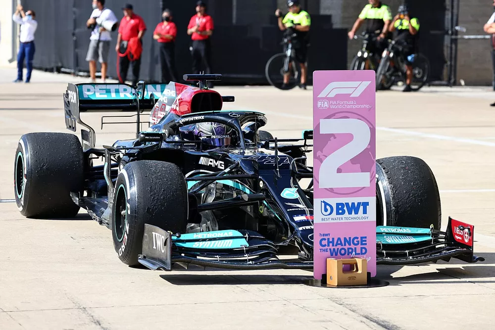 Lewis Hamilton, Mercedes W12, secondo classificato, arriva al Parc Ferme