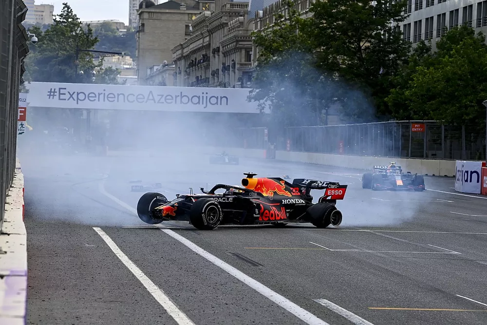 Choque de Max Verstappen, Red Bull Racing que se retira tras un pinchazo en un neum&aacute;tico