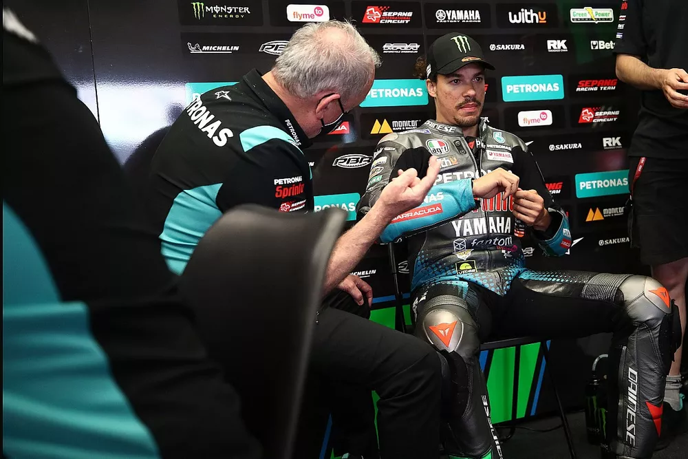 Franco Morbidelli, Petronas Yamaha SRT, dans son box avec son chef m&eacute;canicien Ramon Forcada