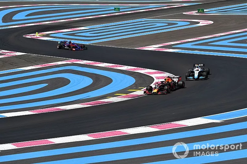 Pierre Gasly, Red Bull Racing RB15, leads Robert Kubica, Williams FW42, and Daniil Kvyat, Toro Rosso STR14