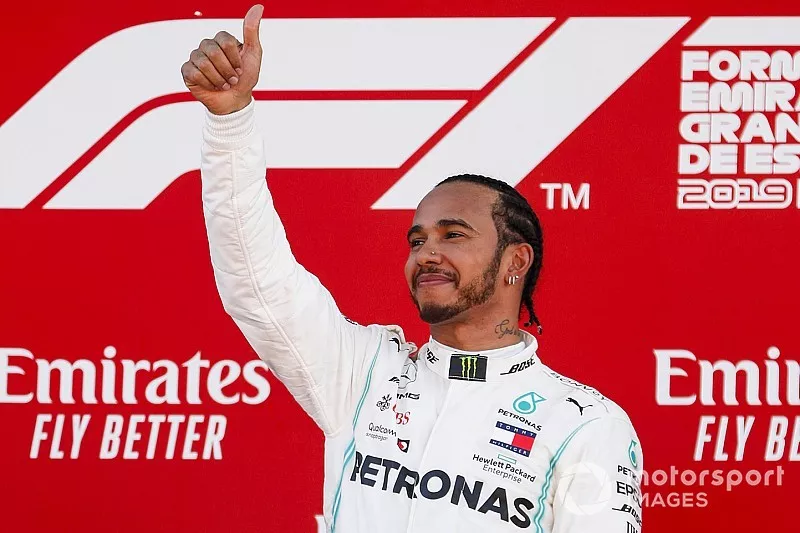Podio: ganador de la carrera Lewis Hamilton, Mercedes AMG F1 celebra con el champ&aacute;n