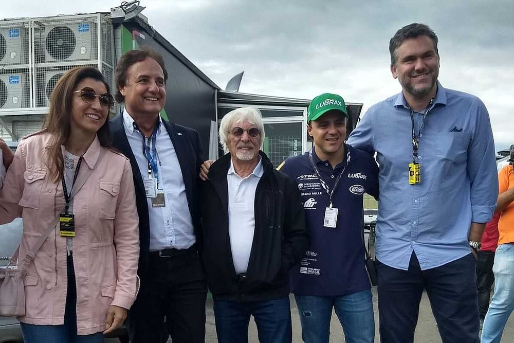 Bernie Ecclestone e Fabiana Ecclestone tiram foto com Felipe Massa