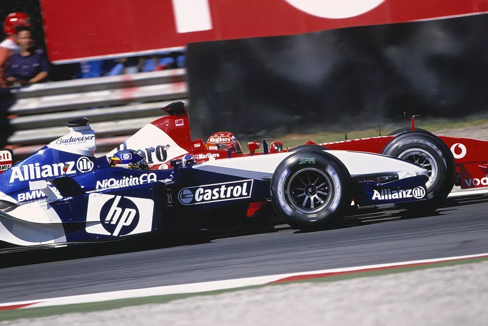Michael Schumacher, Ferrari F2003 GA y Juan-Pablo Montoya, BMW Williams FW25, luchando por ganar la primera posición.