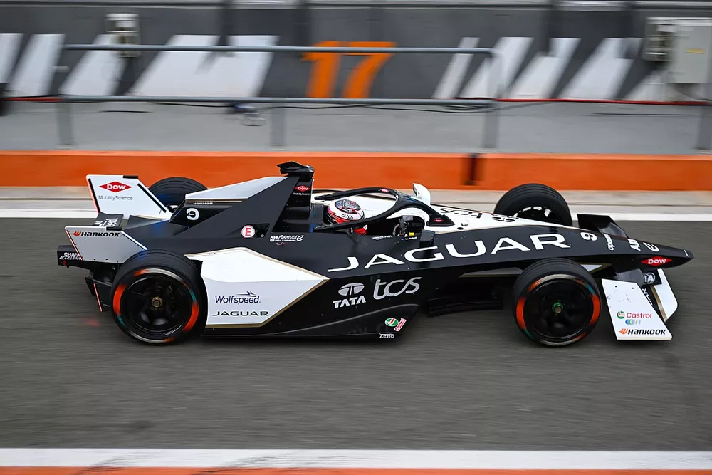 Mitch Evans, Jaguar Racing , Jaguar I-TYPE 6 in the pit lane
