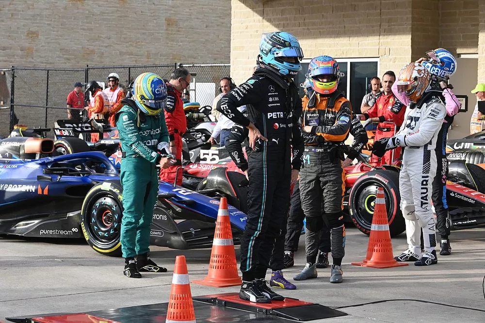 George Russell, Mercedes-AMG, Fernando Alonso, Aston Martin F1 Team, Oscar Piastri, McLaren, Daniel Ricciardo, Scuderia AlphaTauri, tras la carrera Sprint