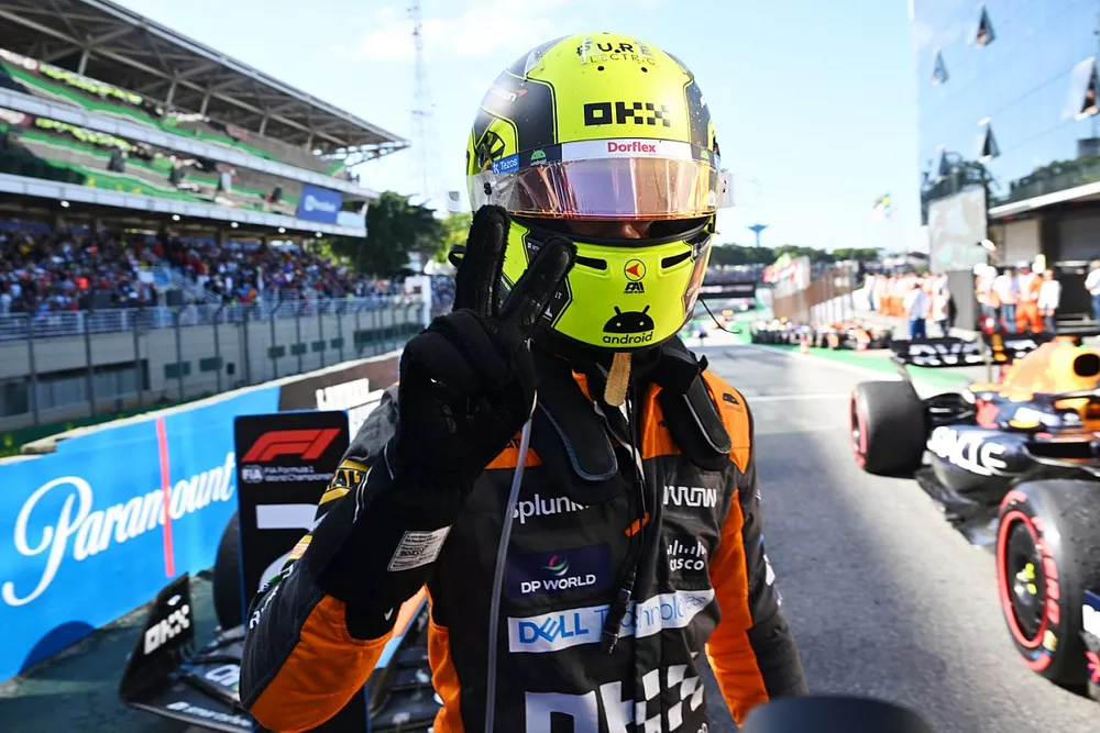 Lando Norris, McLaren, secondo posto, festeggia all'arrivo in Parco Chiuso