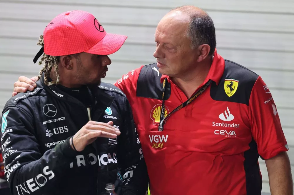 Lewis Hamilton, Mercedes-AMG, troisième, Frederic Vasseur, directeur de la Scuderia Ferrari, discutent après la course
