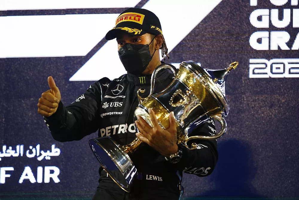 Lewis Hamilton, Mercedes W12, 1e plaats, op het podium