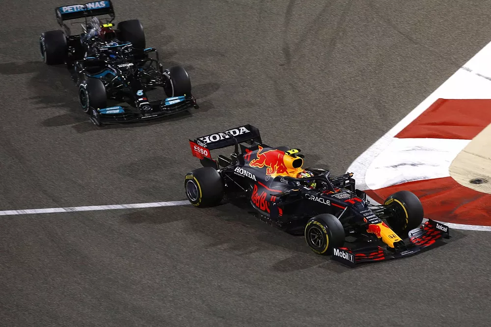 Sergio P&eacute;rez, Red Bull Racing RB16B, Valtteri Bottas, Mercedes W12