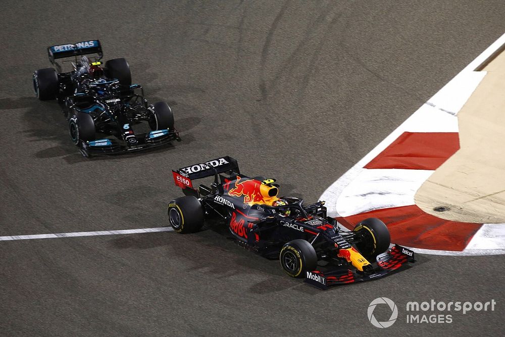 Sergio Pérez, Red Bull Racing RB16B, Valtteri Bottas, Mercedes W12