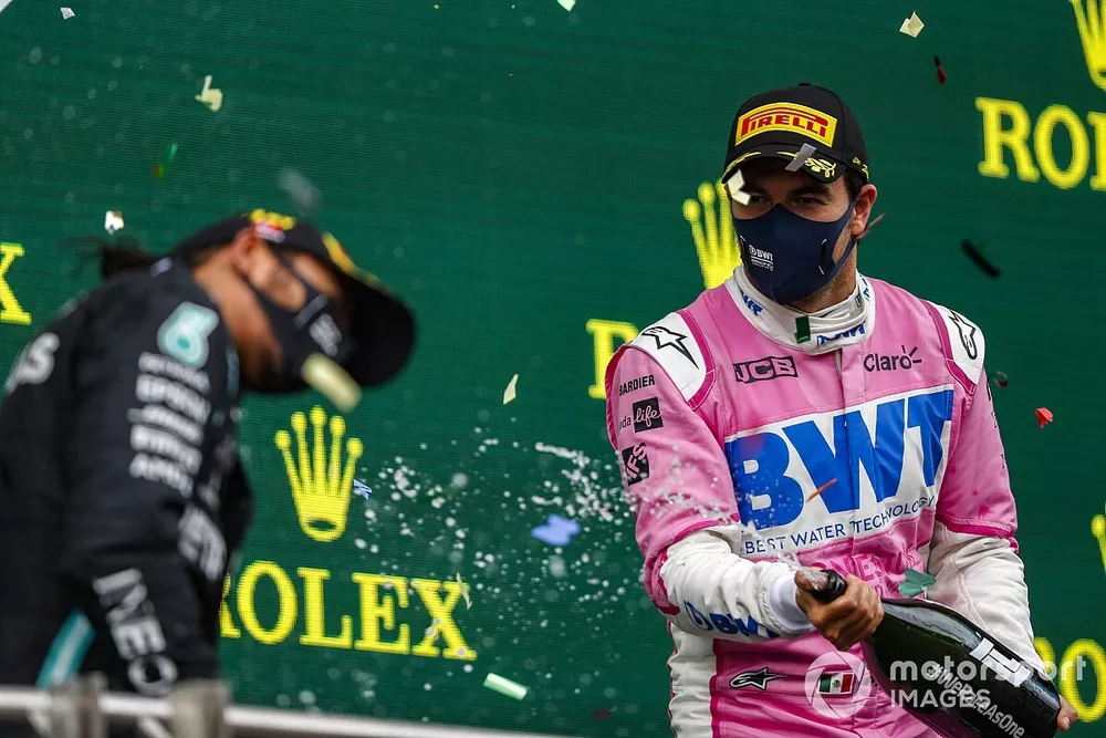 Le deuxième Sergio Perez, Racing Point, et le vainqueur Lewis Hamilton, Mercedes-AMG F1, avec le Champagne sur le podium
