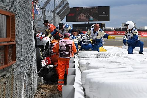 Russell: F1 debe revisar las vallas porque Zhou qued&oacute; atrapado