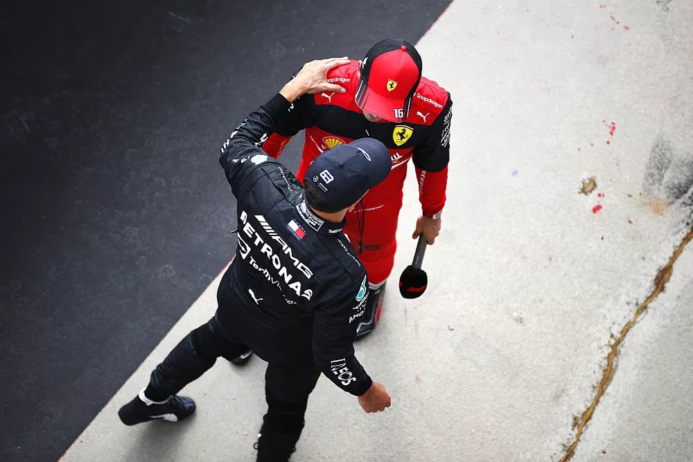 Ganador de la pole George Russell, de Mercedes-AMG, es felicitado por Charles Leclerc, de Ferrari, en el Parc Ferme
