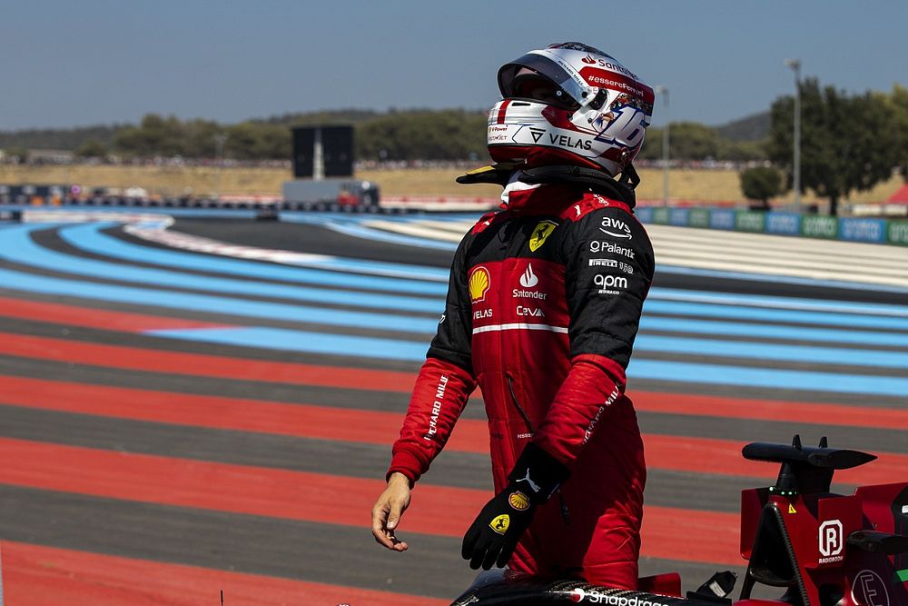 Charles Leclerc, Ferrari F1-75, sale de su coche tras estrellarse en Le Beausset