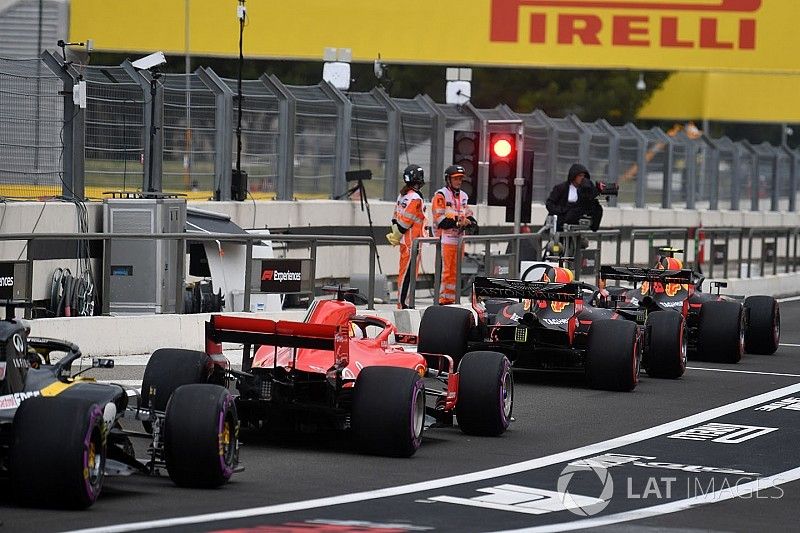 Los coches esperan a que el sem&aacute;foro del pitlane se ponga en verde