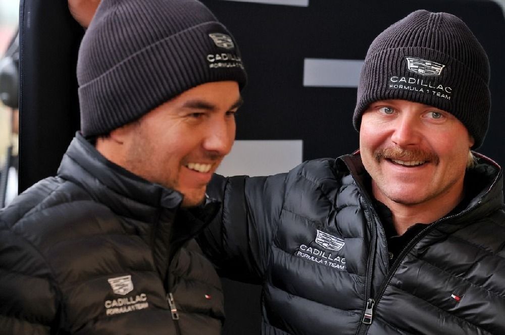 Sergio P&eacute;rez en Valtteri Bottas in de garage van Cadillac