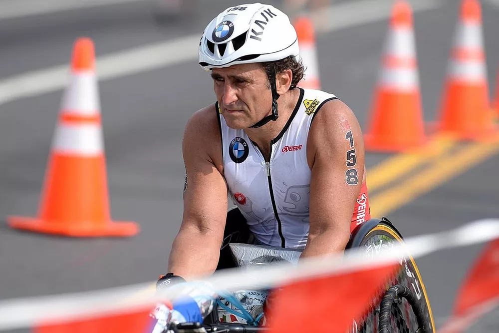 Alex Zanardi compite en el Triatl&oacute;n Ironman de Hawaii