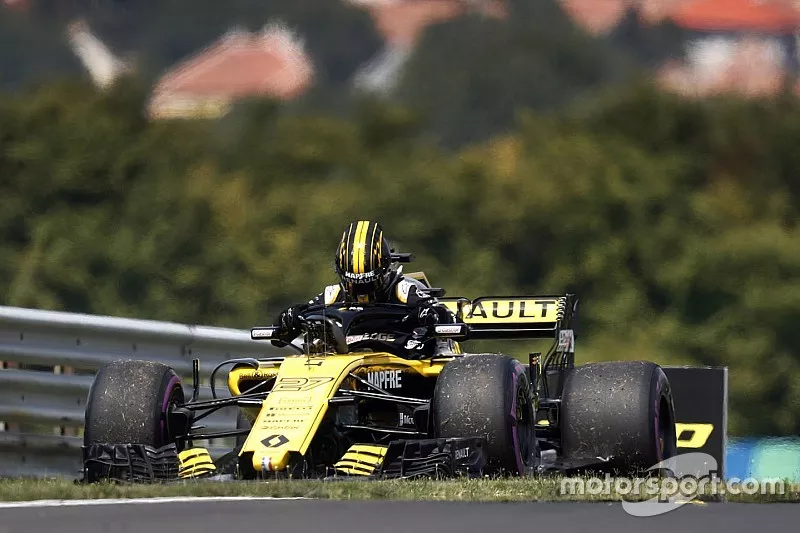 Nico Hulkenberg, Renault Sport F1 Team R.S. 18, descend de sa monoplace arr&ecirc;t&eacute;e en piste