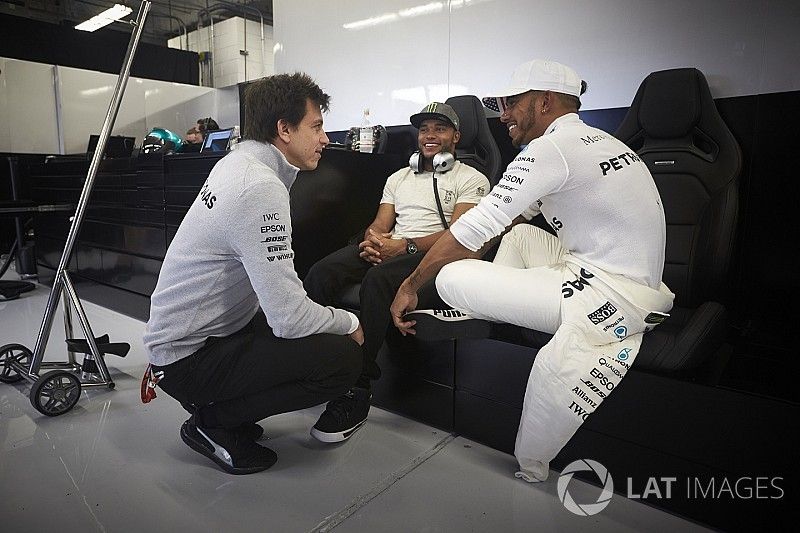 Toto Wolff, Executive Director Mercedes AMG F1, Nick Hamilton, Lewis Hamilton, Mercedes AMG F1