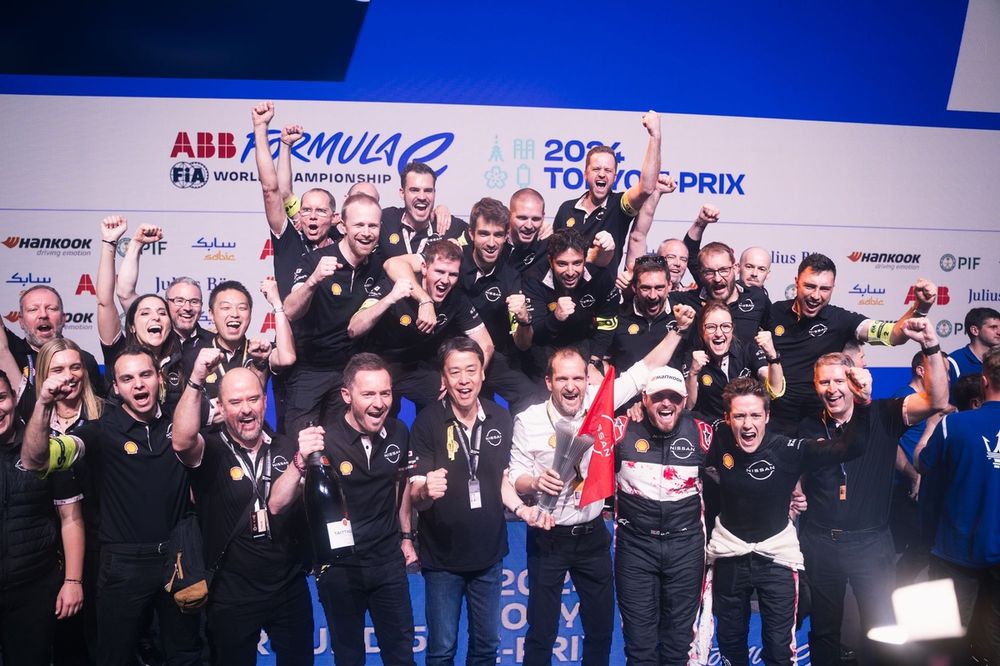 Miembros del equipo Nissan, Tommaso Volpe, Director General, Team Principal, Equipo Nissan de F&oacute;rmula E, Makoto Uchida, Consejero Delegado de Nissan, Oliver Rowland, Nissan, Sacha Fenestraz, Nissan