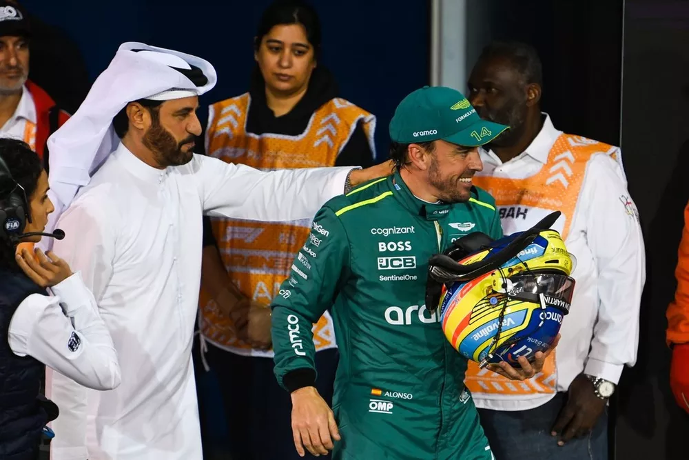 Mohammed bin Sulayem, pr&eacute;sident de la FIA, Fernando Alonso, Aston Martin F1 Team, dans le parc ferm&eacute;