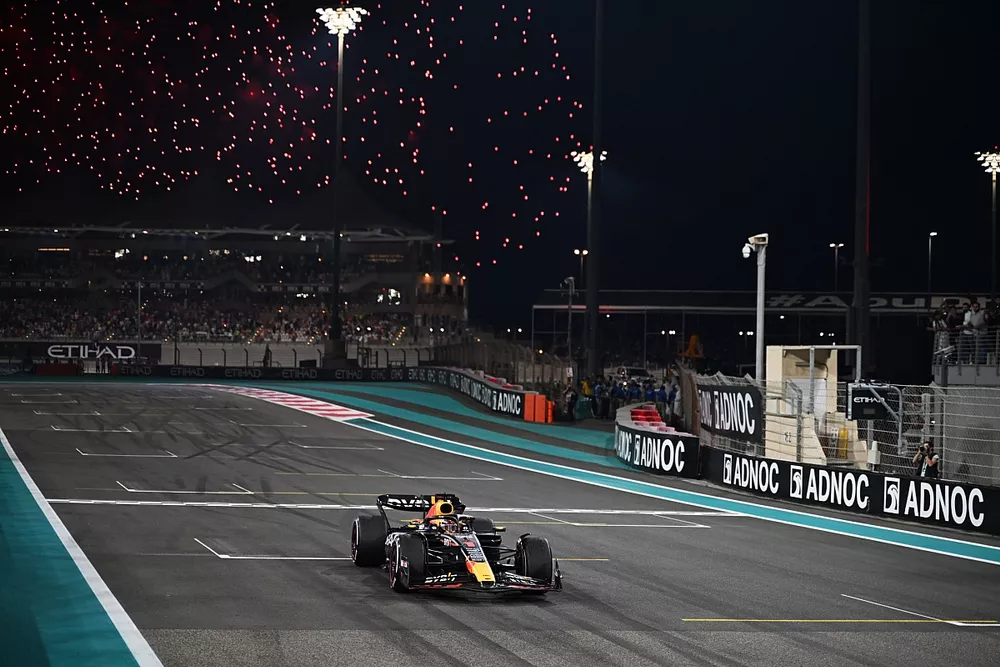 Max Verstappen, Red Bull Racing RB19, 1st position, crosses the line for victory