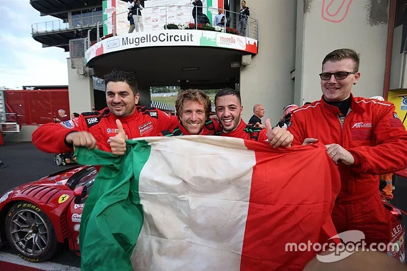 Stefano Gai festeggia con la bandiera tricolore