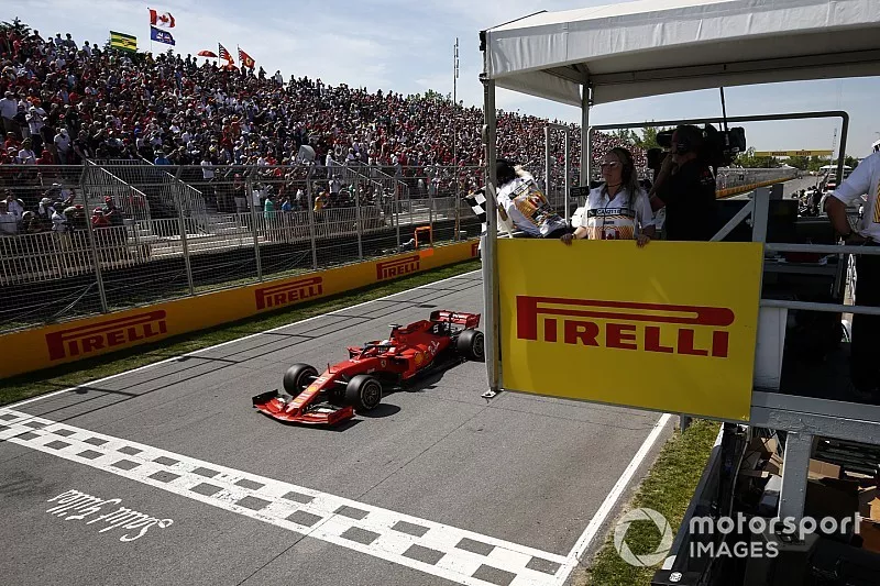 Sebastian Vettel, Ferrari SF90, 2&ordf; posici&oacute;n, toma la bandera a cuadros, primero en la carretera