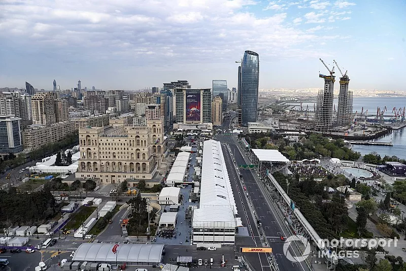 Una vista a&eacute;rea de la recta de boxes, el pit lane y los edificios circundantes