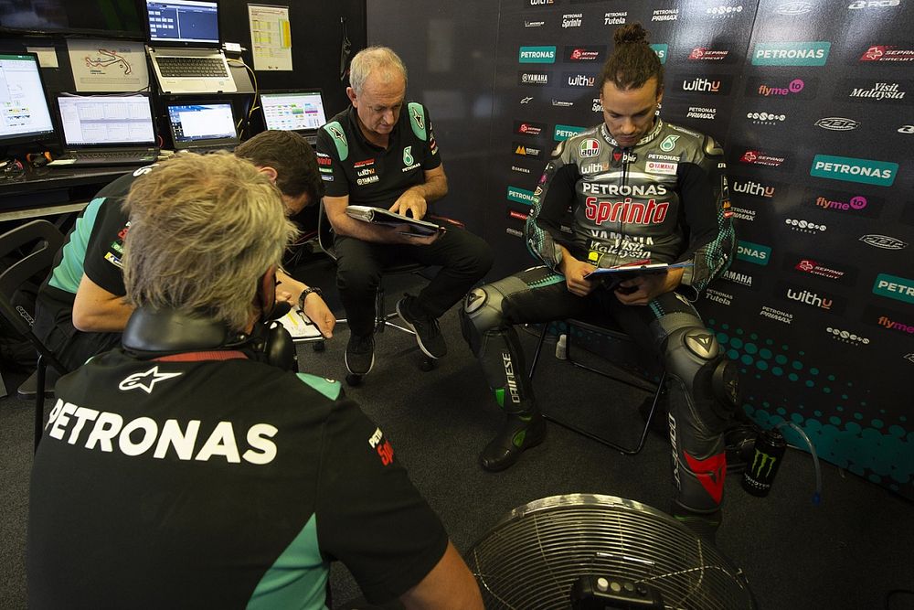 Franco Morbidelli, y el jefe del equipo Petronas Yamaha SRT, Ramón Forcada, celebran la carrera número 500