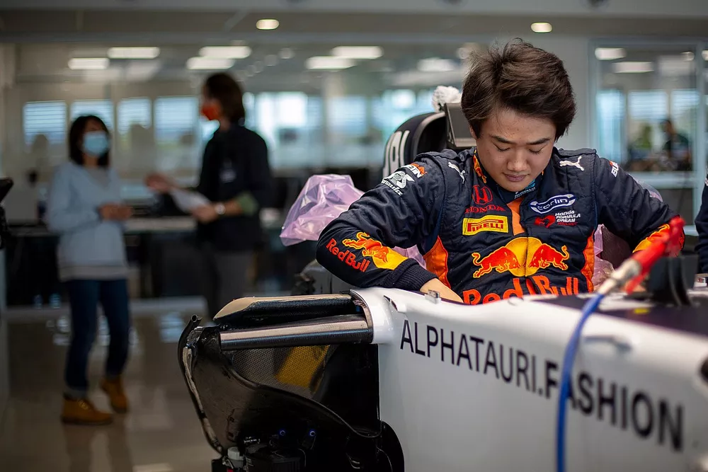 Yuki Tsunoda, Alpha Tauri, seat fitting