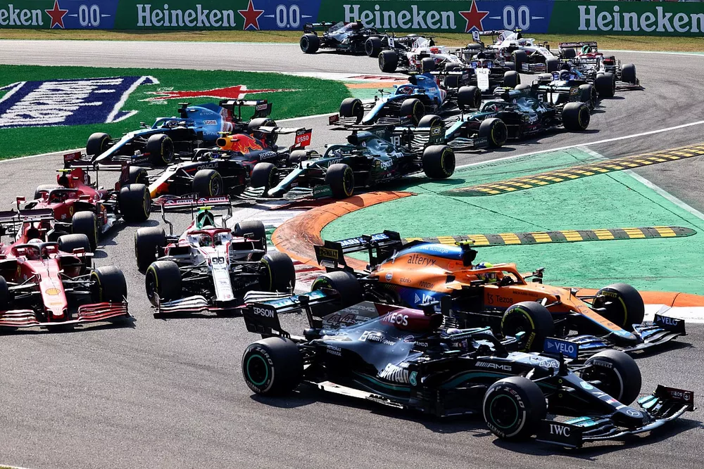 Lewis Hamilton, Mercedes W12, Lando Norris, McLaren MCL35M, Antonio Giovinazzi, Alfa Romeo Racing C41, Charles Leclerc, Ferrari SF21, Carlos Sainz Jr., Ferrari SF21, en de rest van het veld bij de start