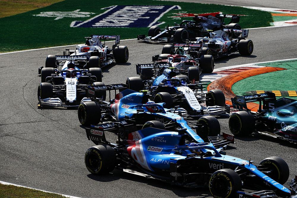 Fernando Alonso, Alpine A521, Esteban Ocon, Alpine A521, Nicholas Latifi, Williams FW43B, George Russell, Williams FW43B, Nikita Mazepin, Haas VF-21, and the remainder of the field at the start