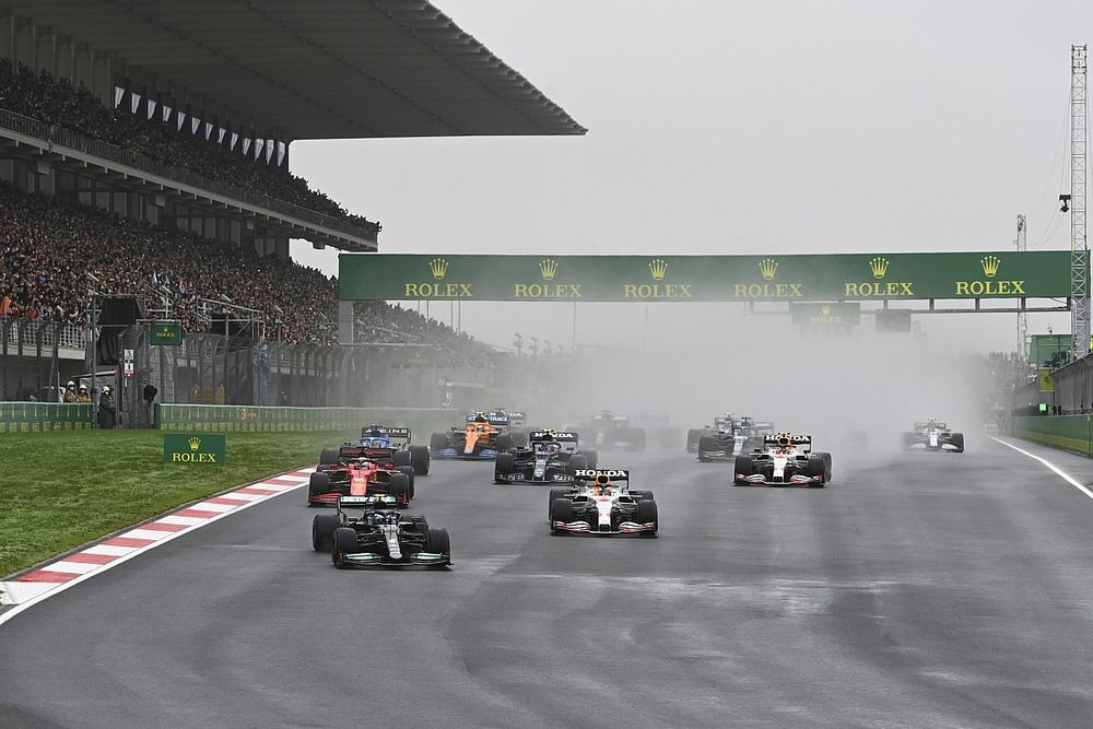 Valtteri Bottas, Mercedes W12, Max Verstappen, Red Bull Racing RB16B, Charles Leclerc, Ferrari SF21, Pierre Gasly, AlphaTauri AT02, Fernando Alonso, Alpine A521, and the rest of the field at the start