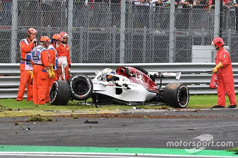 Marshals and the crashed car of Marcus Ericsson, Alfa Romeo Sauber C37 in FP2