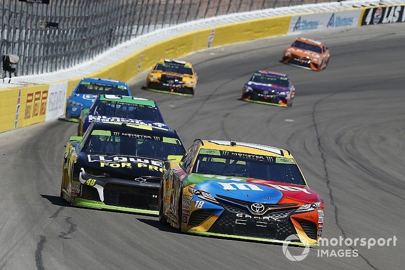 Kyle Busch, Joe Gibbs Racing, Toyota Camry M&M's y Jimmie Johnson, Hendrick Motorsports, Chevrolet Camaro Lowe's for Pros   