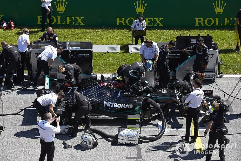 Valtteri Bottas, Mercedes F1 W11, on the grid