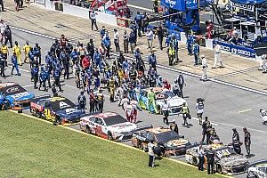 V&iacute;deo: el bonito gesto de apoyo al piloto amenazado