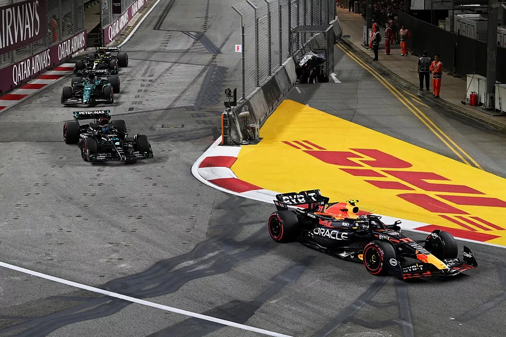 Sergio Pérez, Red Bull Racing RB19, George Russell, Mercedes F1 W14, Lance Stroll, Aston Martin AMR23, Lewis Hamilton, Mercedes F1 W14