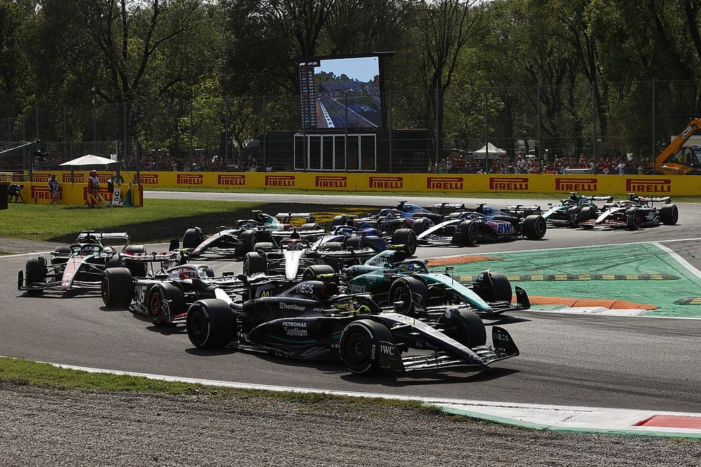 Lewis Hamilton, Mercedes F1 W14, Fernando Alonso, Aston Martin AMR23, Nico Hulkenberg, Haas VF-23, the remainder of the field