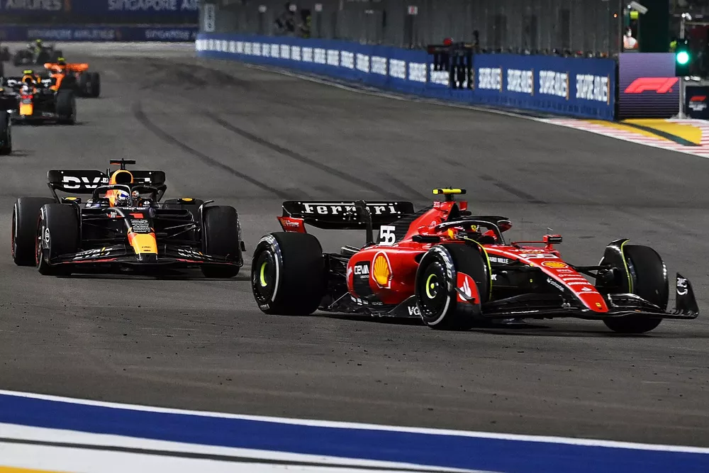 Carlos Sainz, Ferrari SF-23, devant Max Verstappen, Red Bull Racing RB19, et George Russell, Mercedes F1 W14