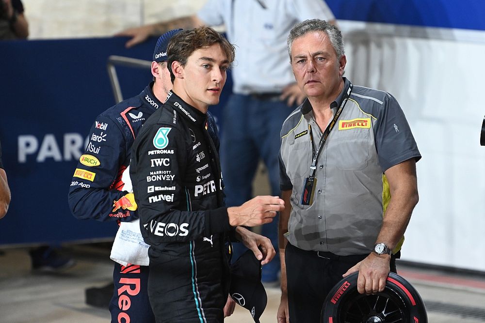 George Russell, Mercedes-AMG, poleman Max Verstappen, Red Bull Racing, con Mario Isola, Racing Manager, Pirelli Motorsport.